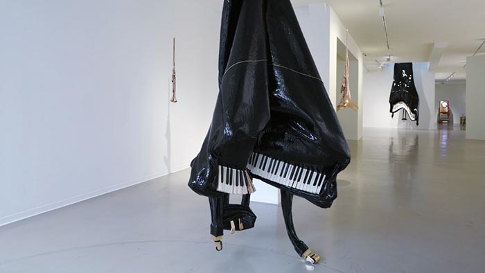 Maarten Baas vystavil vyfouklé piano v reálné velikosti a další rozteklé věci Maarten Baas vystavil vyfouklé piano v reálné velikosti a další rozteklé věci