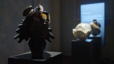 Vázy z kolekce Blurry Memories se do svých tvarů skládají díky ozubeným kolům