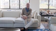 Italský designér a architekt Piero Lissoni ukazuje interiér svého bytu s terasou v Miláně