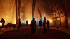 Plastique Fantastique vytvořili obří nafukovací kouli a po setmění na ní promítali surrealistickou krajinu
