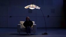 Bloomlight S je interiérová lampa s tvarem květiny rozvíjející se až pokud si pod ní někdo sedne