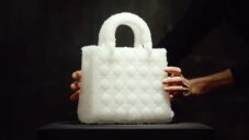 Isaac Monté vytvořil 16 kabelek Lady Dior z krystalů v 16 různých barvách