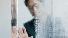 Tokujin Yoshioka vystavil v Miláně sérii křesel Frozen vyrobených z masivního ledu