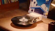Toshiba vytvořila přenosný přehrávač vinylových desek se stojánkem na obal
