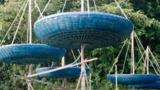 Blue Water Catcher jsou zachytávače dešťové vody napojené na vesnici ze 17. století