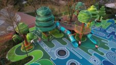 Hřiště pro děti i dospělé Wired Scape kombinuje živé stromy s multifunkčními umělými