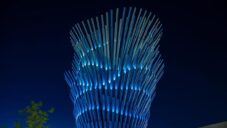 Bluebonnet je instalace velké modré květiny zářící v noci LED symfonií