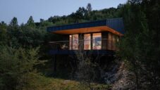 Hello Wood postavili nenápadný malý domek Console House v lese nad Dunajem