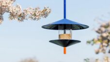 Foster + Partners navrhli pro Danese Milano krmítko pro ptáky Ori se sochařským designem