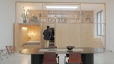 Italský designér Guglielmo Poletti ukazuje svůj minimalistický apartmán s dřevěnou vestavbou