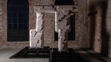 Londýnské studio Ozruh vytvořilo 3Dtištěnou sochu Anti-Ruin z mramorového prachu