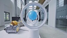 Dyson představil nový bezvrtulový větrák Cool CF1 originálním putováním balónku