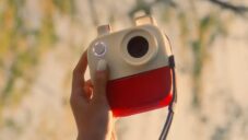 Poetry Camera je foťák s umělou inteligencí tisknoucí místo fotek básně
