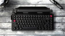 Qwerkywriter Typewriter je klávesnice pro tablety fungující jako klasický starý psací stroj