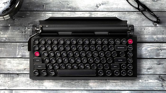 Qwerkywriter Typewriter je klávesnice pro tablety fungující jako klasický starý psací stroj Qwerkywriter Typewriter je klávesnice pro tablety fungující jako klasický starý psací stroj