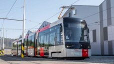 Po Praze začala jezdit nová tramvaj Škoda 52T poprvé také s cestujícími