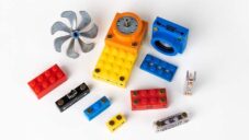 SparkBlocks umí několika komponenty rozšířit klasické Lego stavebnice o zvuk i světlo