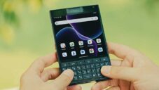 Slušně vybavený mobilní telefon Titan 2 se vrací ke QWERTY klávesnici