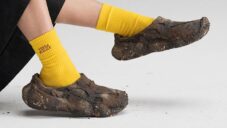 Dirt Shoes jsou rychle se rozpadající boty mající roznášet semena užitečných rostlin do krajiny