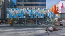 Blooming Clouds je instalace na fasádě z lehkého lešení a balónů