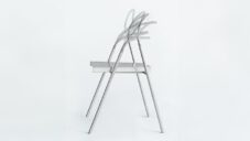 De-Goose Chair 1 je židle s flexibilní opěrkou zad tvořenou dvěma pružinami