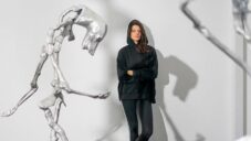 Giulia Cenci vystavuje hororově působící sochy dutých mužů ze zbylých industriálních materiálů
