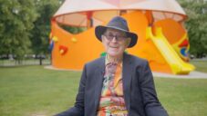 Britský architekt Peter Cook provádí dětským pavilonem postaveným i z kostek Lego