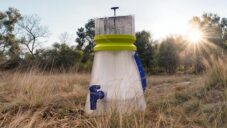 Dvojice designérek navrhla jednoduchou konvici vyrábějící pitnou vodu ze vzduchu