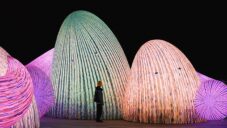 Eness vytvořili instalaci Whispering Mountains z barevných šeptajících blobů s malýma očima