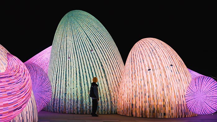 Eness vytvořili instalaci Whispering Mountains z barevných šeptajících blobů s malýma očima