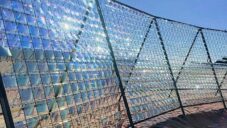 Půlkruhový pavilon Art Dome je pokryt 8 000 mihotajícími se a blyštícími se šupinami