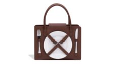 Dinner Bag je kabelka s připevněným příborem a talířem nejen pro opravdové jedlíky