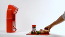 Kitchen Cosmo je zařízení s kamerou a umělou inteligencí generující recepty z vystavených surovin