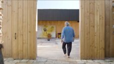 Francouzský malíř Richard Texier ukazuje svůj ateliér u moře na ostrově Ile de Ré