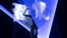 Iris Van Herpen představila módní kolekci Sympoiesis včetně bioluminiscenčních šatů