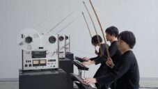Open Reel Ensemble hrají na staré magnetofony napnutou páskou přes bambus