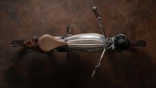 Flying Flea vyrobili motorku inspirovanou stroji ze 40. let a s umělci připravují speciální edice