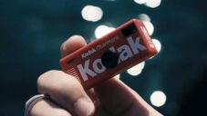 Kodak Charmera je miniaturní foťák odkazující na papírové foťáky z roku 1987