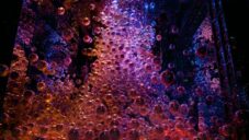 TeamLab vytvořil instalaci Morphing Continuum se stovek létajících stříbrných balónků
