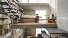 Japonský architekt si postavil dům s otevřenou dispozicí a sedmi průchozími podlažími