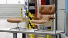 Vitra natočila náročnou výrobu ikonického křesla Eames Lounge Chair