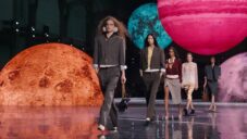 Chanel ukázal kolekci na jaro a léto 2026 mezi velkými svítícími planetami