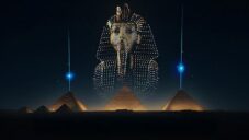 Na oslavu otevření Velkého egyptského muzea v Gíze proběhla světelná show s 5 000 drony