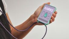 Karri je mobil pro malé děti nahrávající a posílající hlasové zprávy