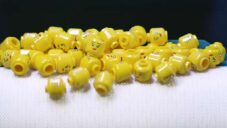 Lego vzalo kameru do továrny bez lidí a natočilo celou výrobu ikonických mini figurek