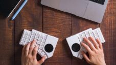 MoErgo Go60 je klávesnice roztržená na dvě poloviny s dotykovými ploškami a nastavitelnou podporou