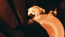 Lasvit natočil náročnou výrobu českých křišťálových lustrů Neverending Glory