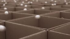 Zimoun vytvořil instalaci z 528 kartonových krabic s bílou kuličkou uvnitř klepající do stěn