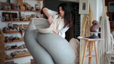 Španělská sochařka Berta-Blanca T. Ivanow ukazuje ve svém ateliéru plastiky s lehce erotickým nádechem
