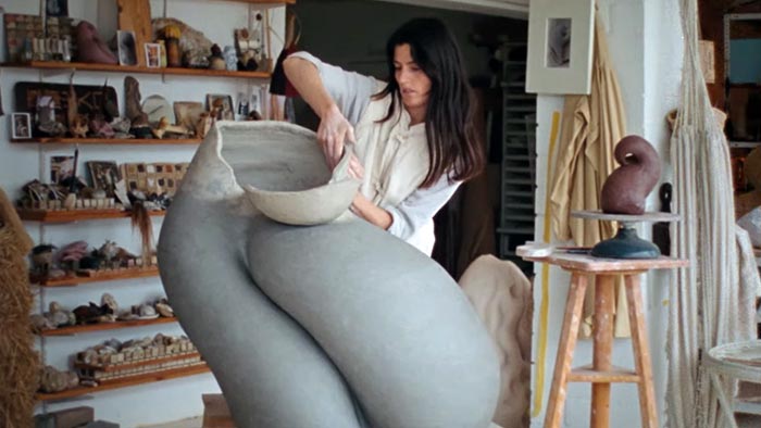 Španělská sochařka Berta-Blanca T. Ivanow ukazuje ve svém ateliéru plastiky s lehce erotickým nádechem